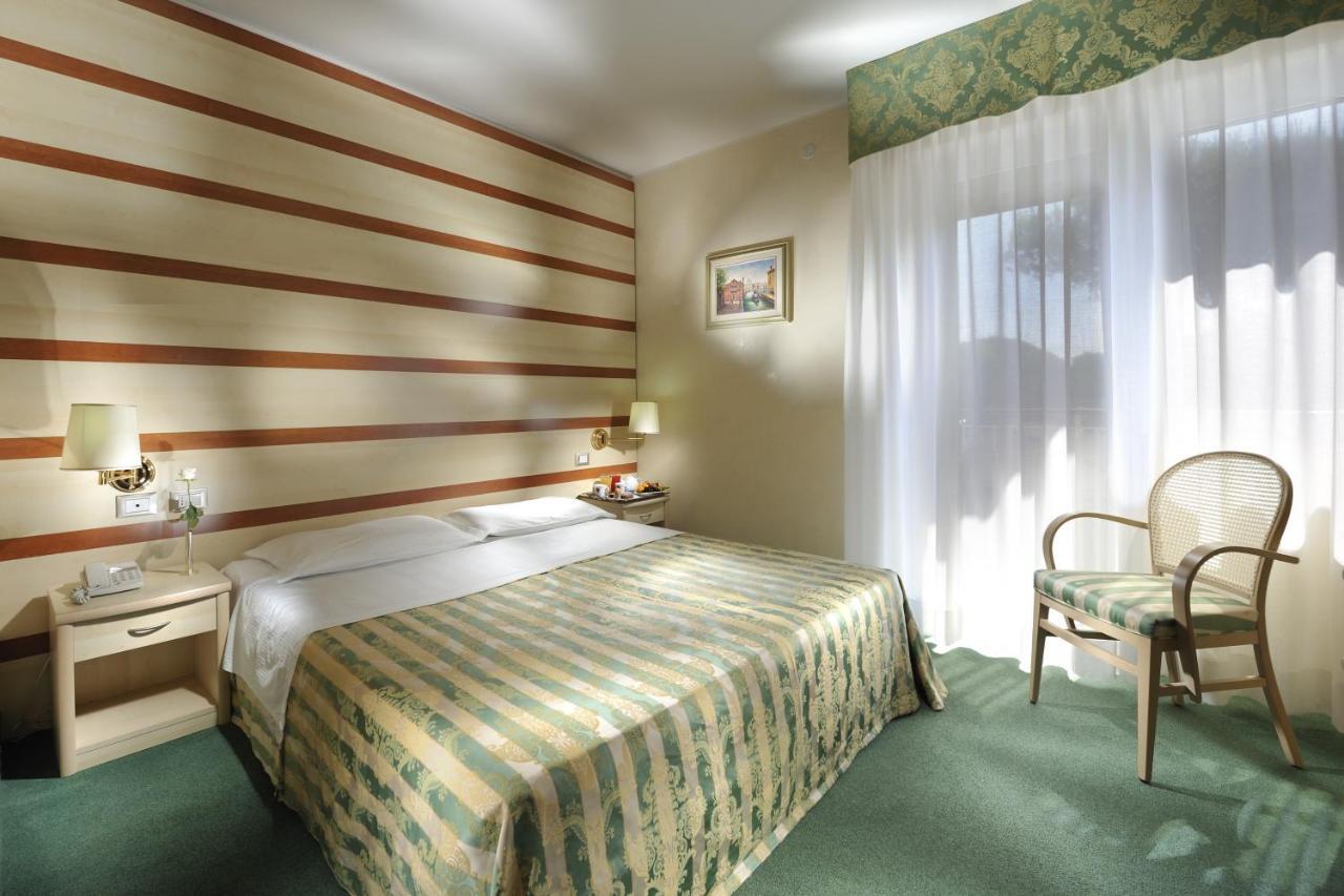 Hotel Arizona Lignano Sabbiadoro Værelse billede